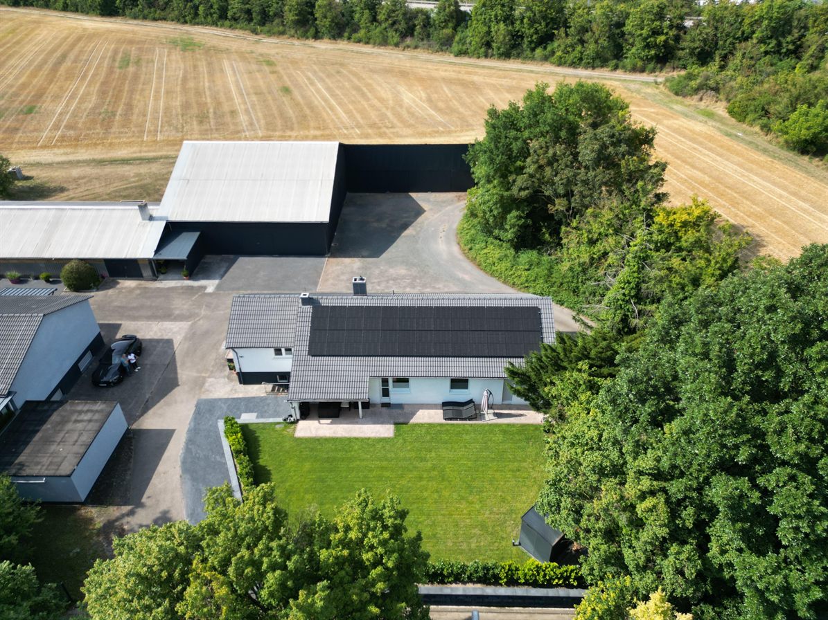 Wohnhaus nach der Installation, Dachfläche mit schwarzer Photovoltaikanlage